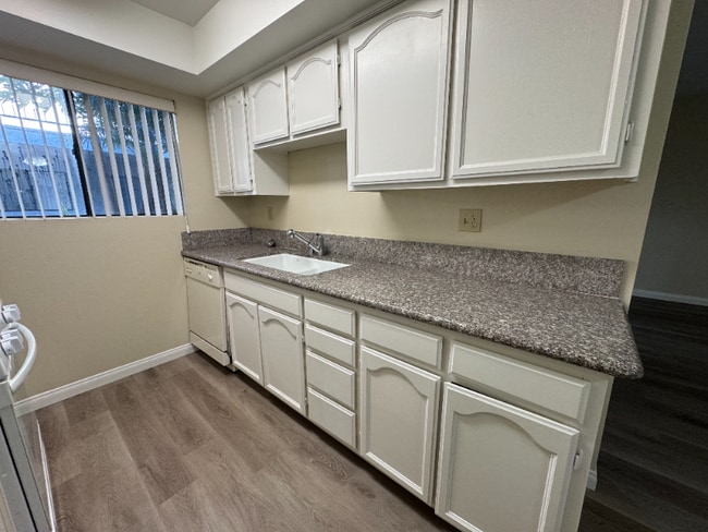 515 E Elmwood Ave in Burbank, CA - Building Photo - Building Photo