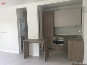 245 NE 33rd St-Unit -204 in Miami, FL - Building Photo - Building Photo