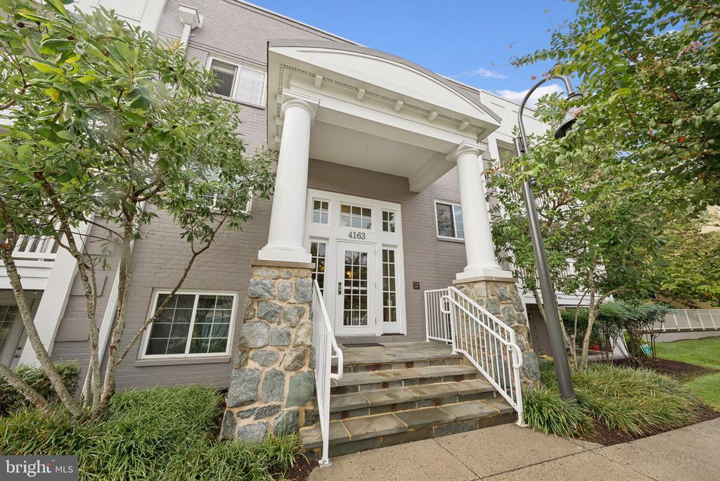 4163 S Four Mile Run Dr in Arlington, VA - Foto de edificio