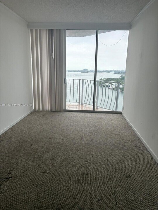 7601 E Treasure Dr, Unit PH 112 in North Bay Village, FL - Foto de edificio