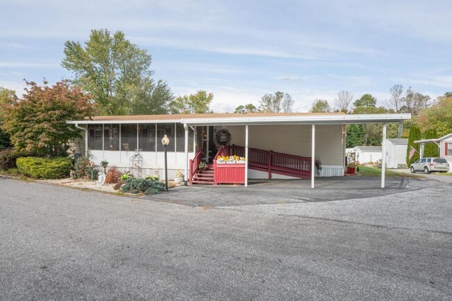 21 Violet Dr in Hendersonville, NC - Building Photo - Building Photo