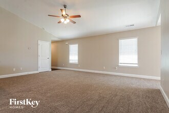2043 Village Ridge Cir in Calera, AL - Foto de edificio - Building Photo