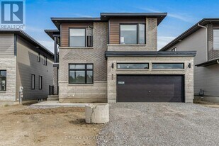 802 Ninaatik Pl in Ottawa, ON - Building Photo