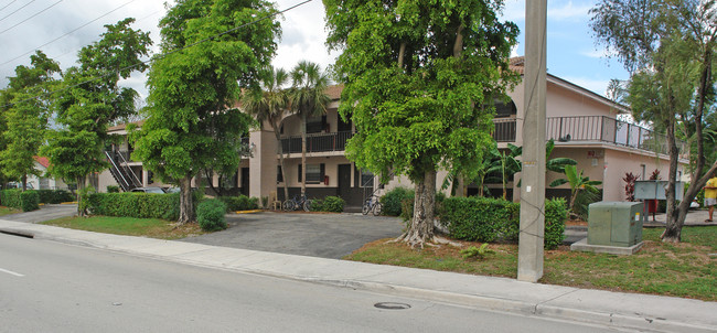 3890 Riverside Dr in Coral Springs, FL - Building Photo - Building Photo