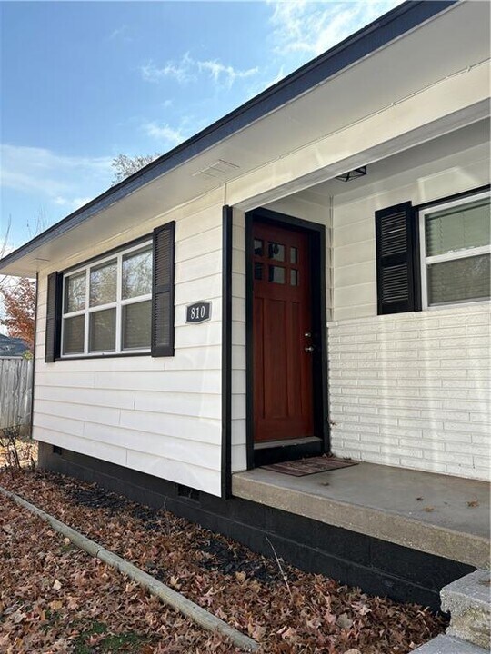 810 E Central Ave in Bentonville, AR - Building Photo