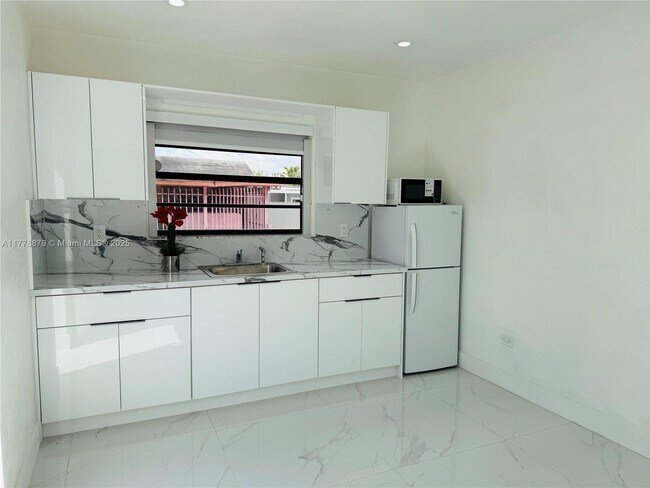 706 W 40th Pl in Hialeah, FL - Building Photo - Building Photo