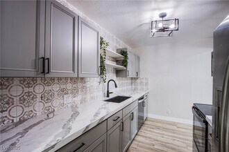 1046 E Hassett Ave in Las Vegas, NV - Building Photo - Building Photo