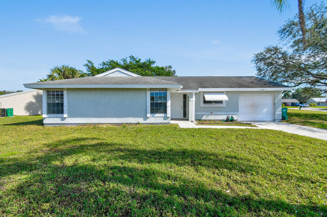 749 SW Longleaf Pl in Port St. Lucie, FL - Building Photo