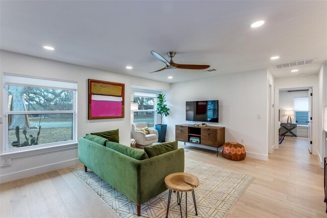 2209 Fair Oaks Dr in Austin, TX - Building Photo - Building Photo