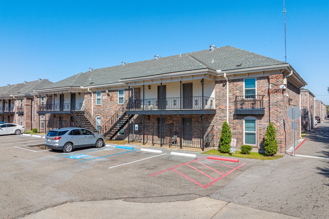 Oak Alley Apartments in Gretna, LA - Building Photo