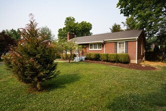 218 Bramton Rd in Louisville, KY - Building Photo - Building Photo