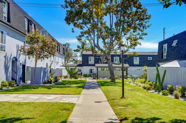 Avignon Apartment Homes in Fullerton, CA - Foto de edificio - Building Photo