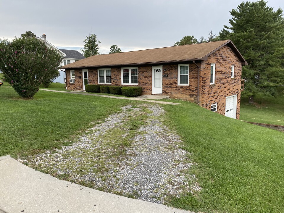 120 W Marshall St in Wytheville, VA - Building Photo