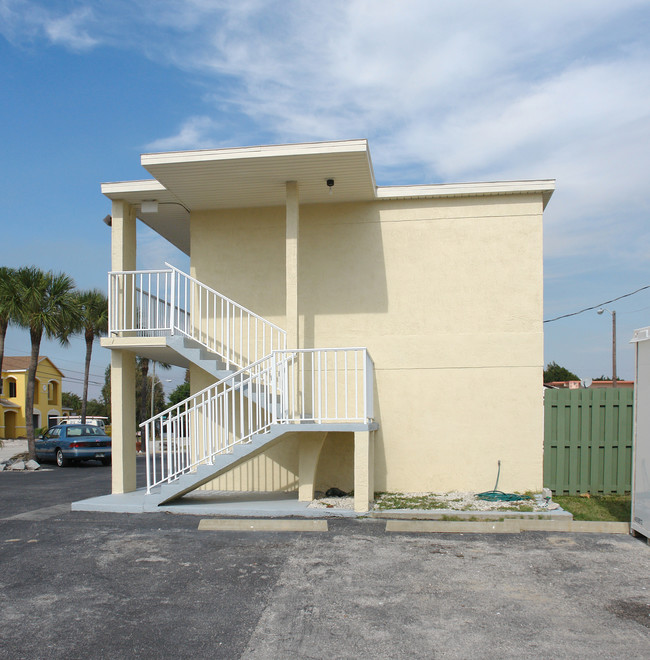 6100 Ridgewood Ave in Cocoa Beach, FL - Foto de edificio - Building Photo
