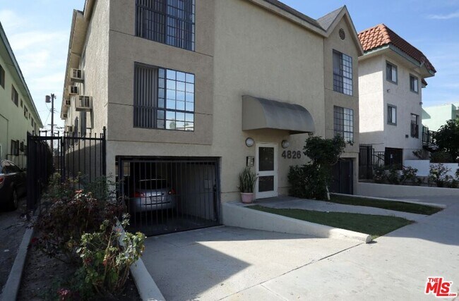 4826 Rosewood Ave in Los Angeles, CA - Building Photo - Building Photo