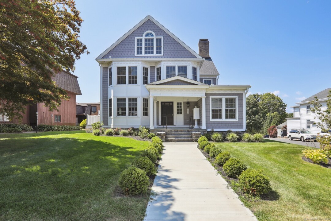 138 Deer Hill Ave in Danbury, CT - Building Photo