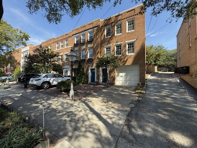 4431 MacArthur Blvd NW in Washington, DC - Building Photo - Building Photo