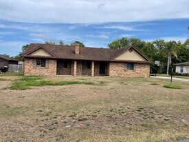 724 Montclair Terrace in Orange City, FL - Building Photo