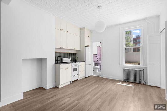 210 Frost St in Brooklyn, NY - Building Photo - Building Photo