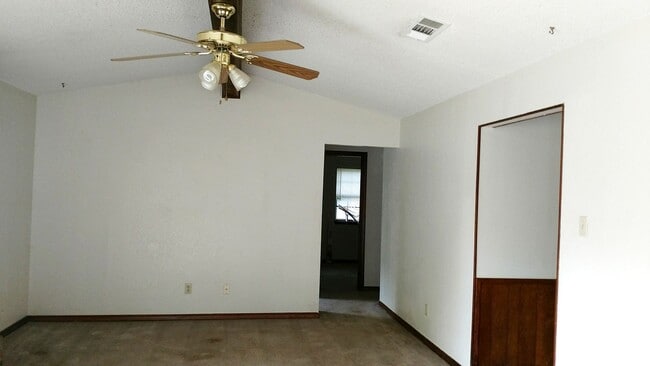 207 E Hogan Dr in Copperas Cove, TX - Building Photo - Building Photo