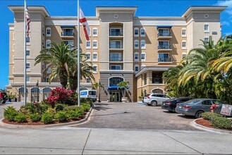 1064 N Tamiami Trl, Unit 320 in Sarasota, FL - Foto de edificio - Building Photo