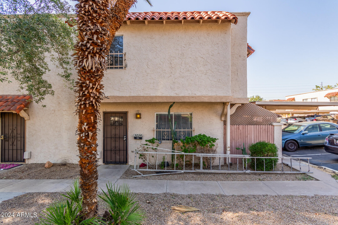 1230 E Lawrence Ln in Phoenix, AZ - Foto de edificio