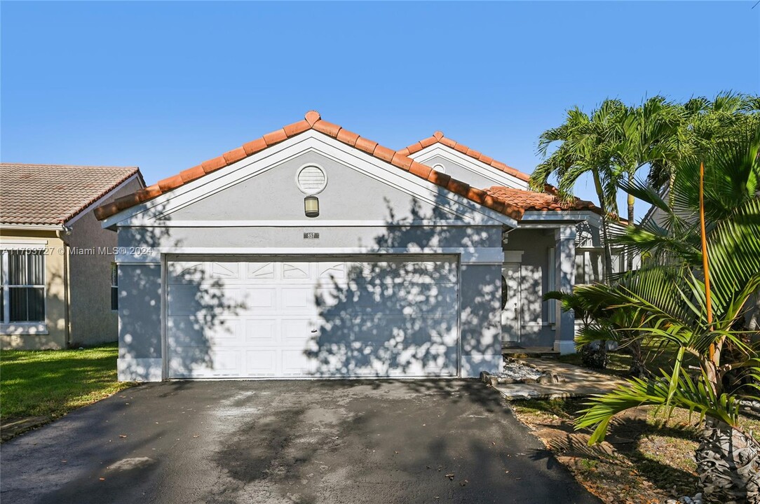 857 Sand Creek Cir in Weston, FL - Building Photo