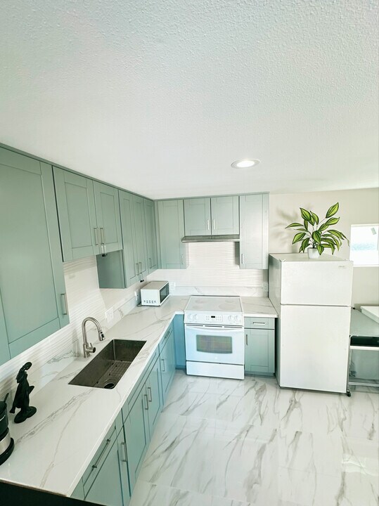 10243 Westonhill Dr in San Diego, CA - Building Photo