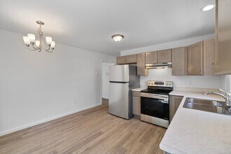 156 Grove Ave in Groton, CT - Building Photo - Building Photo