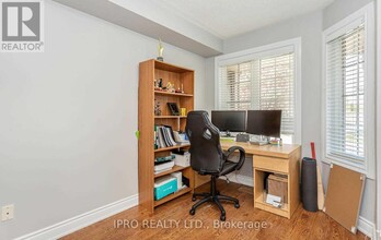 5223-5223 Fairford Crescent in Mississauga, ON - Building Photo - Building Photo