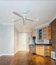 235 E 14th St, Unit 2D in New York, NY - Foto de edificio - Building Photo