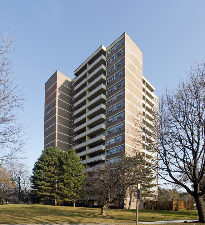 Dixie Meadows in Mississauga, ON - Building Photo