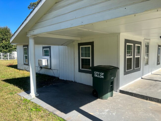 304 W Jackson St in Dillon, SC - Foto de edificio - Building Photo