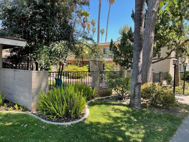 Euclid House in Pasadena, CA - Foto de edificio - Building Photo