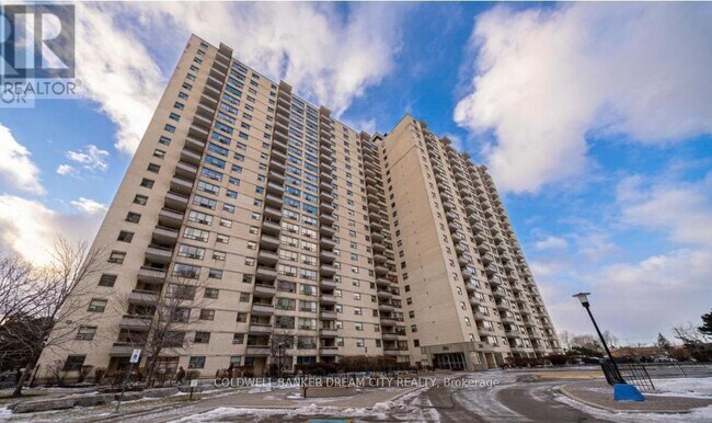 390 Dixon Rd in Toronto, ON - Building Photo - Building Photo