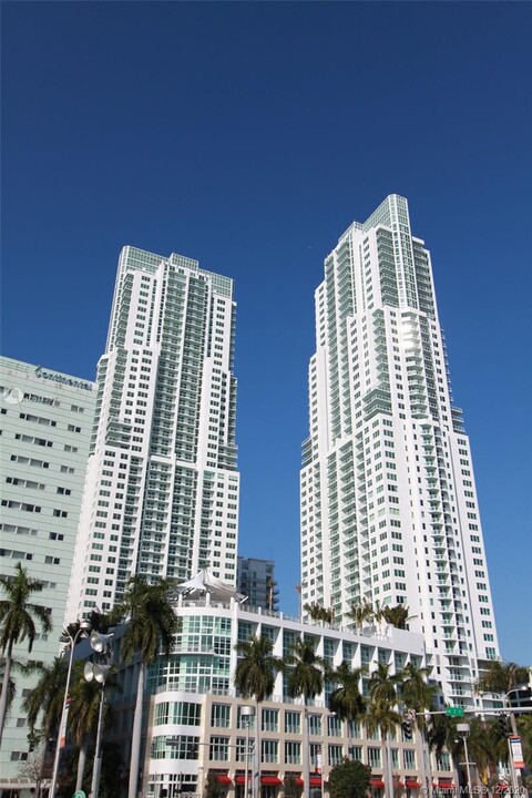 253 NE 2nd St, Unit 1504 in Miami, FL - Building Photo