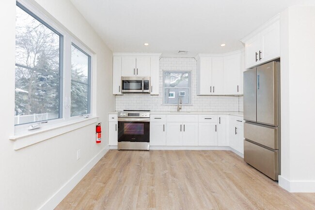 130 Orinoco Dr-Unit -3 in Brightwaters, NY - Building Photo - Building Photo
