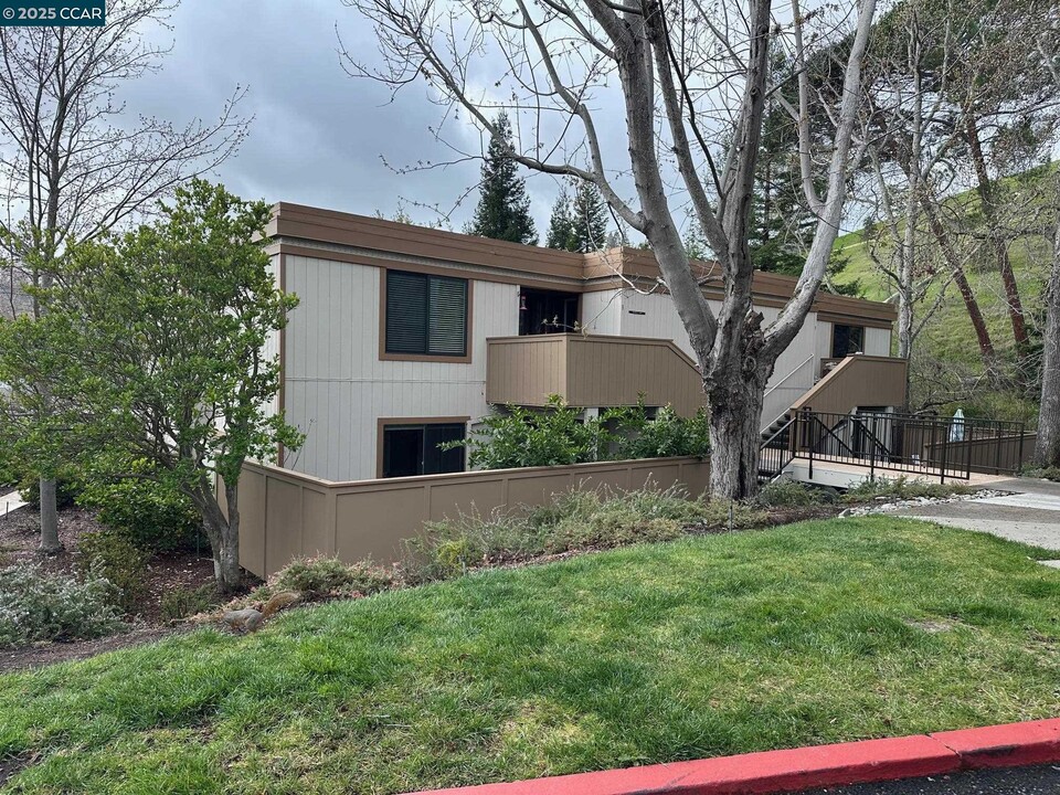 1325 Running Springs Rd in Walnut Creek, CA - Building Photo