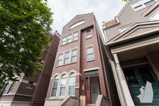 1330 W Diversey Pky, Unit 2 in Chicago, IL - Foto de edificio - Building Photo