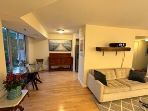 7500 Woodmont Ave, Unit 407 in Bethesda, MD - Foto de edificio - Building Photo