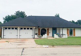 7008 Comanche Ave in Warr Acres, OK - Building Photo - Building Photo