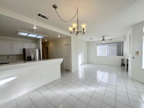 25550 Hemingway Ave in Stevenson Ranch, CA - Foto de edificio - Building Photo