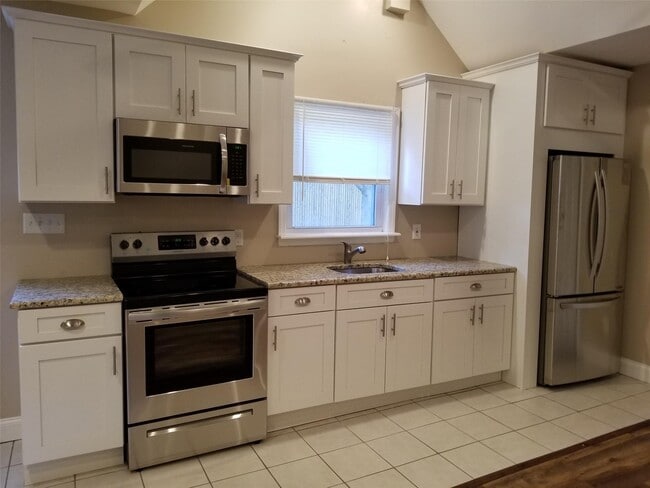 19 Sandstone Ln in Stony Brook, NY - Building Photo - Building Photo