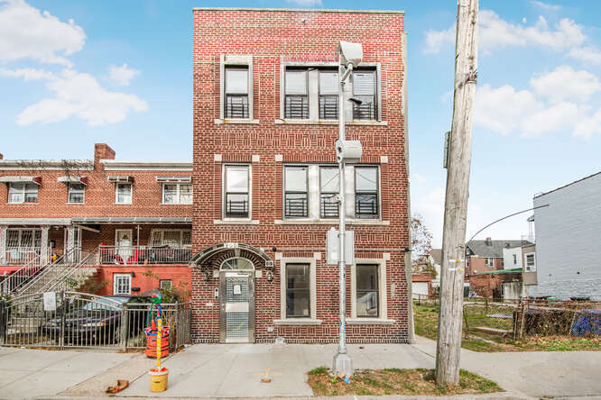 965 E 226th St in Bronx, NY - Building Photo