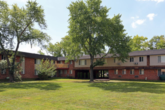 Castle Club Apartments in Morrisville, PA - Foto de edificio - Building Photo