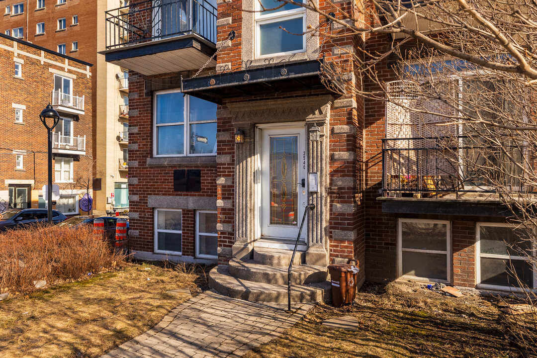 2540 Sherbrooke E in Montréal, QC - Building Photo