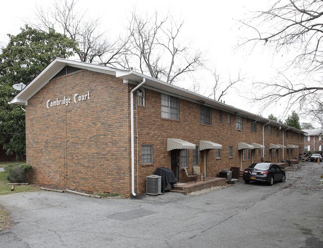 1744 Cambridge Ave in College Park, GA - Foto de edificio - Building Photo