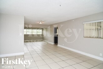 559 W Campus Cir in Fort Lauderdale, FL - Building Photo - Building Photo