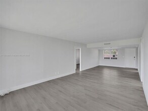 3700 Oaks Clubhouse Dr in Pompano Beach, FL - Building Photo - Building Photo