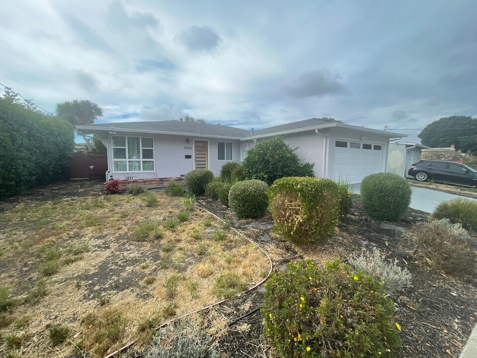 25026 Willimet Way in Hayward, CA - Foto de edificio